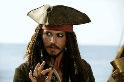 Su carrera en Hollywood se disparó en 2003, cuando Depp se puso por primera vez en la piel del capitán Jack Sparrow para 'Piratas del Caribe'. La saga ingresó un total 4.500 millones de dólares (4.190 millones de euros) a lo largo de sus cinco películas, convirtiéndola en una de las franquicias del cine más rentables en la historia. Para dar vida a este personaje tan único —que no va a volver a interpretar aunque haya una sexta película—, se inspiró en el estilo rockero de Keith Richards, de The Rolling Stones, y la mofeta de 'Looney Tunes', Pepe Le Pew. Por ese papel recibió una nominación al Oscar y ganó un premio del Sindicato de Actores. A Jack Sparrow le siguieron otros papeles de éxito en taquilla; Willie Wonka en 'Charlie y la fábrica de Chocolate' (2005); la voz de Victor Van Dort en la película 'La novia del Cadáver' (2005); el peluquero asesino en 'Sweeney Todd: El barbero diabólico de la calle Fleet' (2007), película por la que ganó un Globo de Oro; y el Sombrerero Loco en 'Alicia en el país de las maravillas' (2010), siendo los tres últimos proyectos de Tim Burton. En 2012, Depp fue el mejor actor pagado, según Guinness World Records, con unos ingresos de 70 millones de euros.  