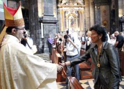 El obispo de San Sebastián, José Ignacio Munilla, saluda a la consejera vasca de Educación y lehendakari en funciones, Isabel Celaá, tras la eucaristía oficiada hoy en la basílica de Loyola con motivo de la festividad de san Ignacio.