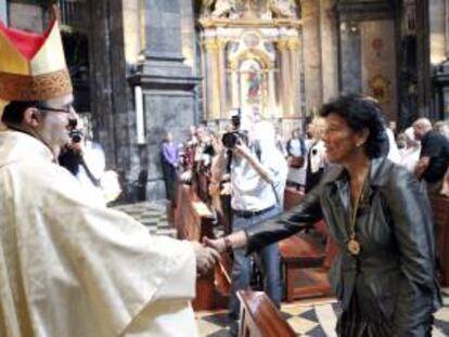 El obispo de San Sebastián, José Ignacio Munilla, saluda a la consejera vasca de Educación y lehendakari en funciones, Isabel Celaá, tras la eucaristía oficiada hoy en la basílica de Loyola con motivo de la festividad de san Ignacio.