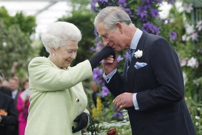 LONDON - MAY 18: Queen Elizabeth II presents Prince Charles, Prince of Wales with the Royal Horticultural Society's Victoria Medal of Honour during a visit to the Chelsea Flower Show on May 18, 2009 in London. The Victoria Medal of Honour is the highest accolade that the Royal Horticultural Society can bestow. (Photo by Sang Tan/WPA Pool/Getty Images)