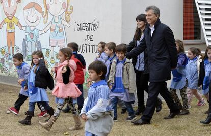 Ni&ntilde;os en una guarder&iacute;a acompa&ntilde;an al presidente de Argentina, Mauricio Macri