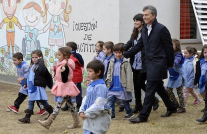 Ni&ntilde;os en una guarder&iacute;a acompa&ntilde;an al presidente de Argentina, Mauricio Macri