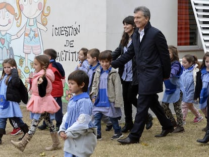Ni&ntilde;os en una guarder&iacute;a acompa&ntilde;an al presidente de Argentina, Mauricio Macri