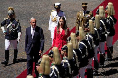 La Princesa de Asturias, Leonor de Borbón, acompañada por el Presidente de Portugal, Marcelo Rebelo de Sousa, durante la Guardia de Honor en la ceremonia oficial de bienvenida a su llegada al Palacio de Belem.
