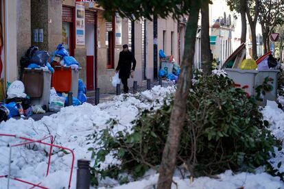 Basura, ramas de árboles, hielo y nieve en la calle de Topete del madrileño barrio de Bellas Vistas, este miércoles.