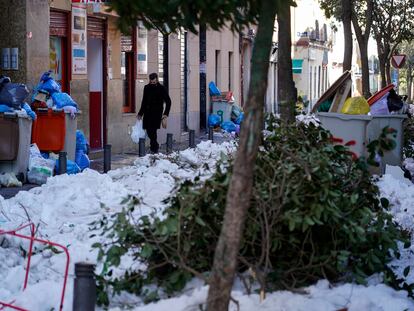 Basura, ramas de árboles, hielo y nieve en la calle de Topete del madrileño barrio de Bellas Vistas, este miércoles.