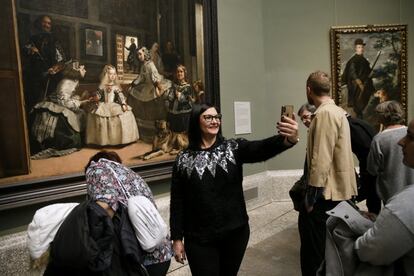 Ao longo destes dois séculos, o número de visitantes foi crescendo exponencialmente até alcançar os 3.672.853 em 2018. Na imagem, uma visitante tira uma foto com a obra 'As meninas', de Velázquez.