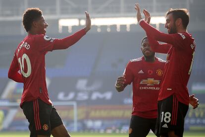 Rashford (I) choca las manos con Bruno Fernandes para celebrar su segundo tanto al Everton.