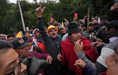 Los manifestantes convocados por la Confederación de Nacionalidades Indígenas buscan presionar al Gobierno ecuatoriano para que alivie las estrecheces provocadas por el encarecimiento de los alimentos y de los combustibles. En la imagen, un grupo de manifestantes en Tambillo, el 20 de junio de 2022.