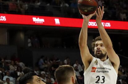 Llull lanza a canasta.