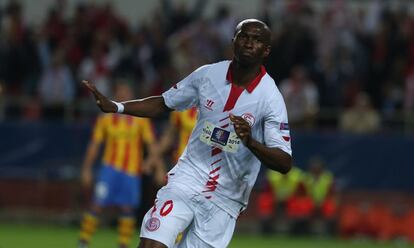 M'Bia celebra el primer tanto del Sevilla.