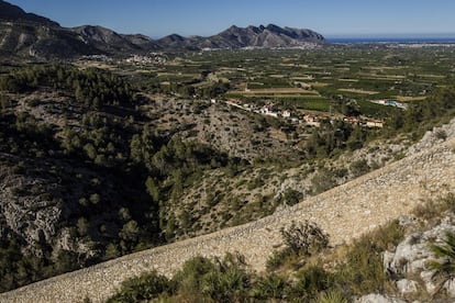 Vista de una parte de la muralla de 4 km de longitud y 3 metros de altura construida a principios del siglo XX para aislar el sanatorio de Fontilles y los pueblos cercanos Tormos, Sanet y Orba, de donde procedían parte de los enfermos.