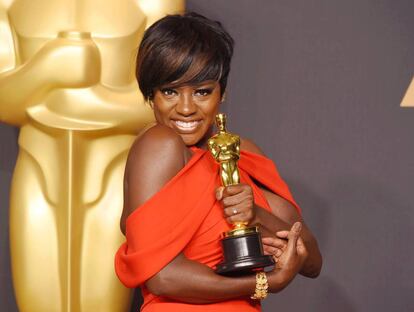 Viola Davis tras recoger su Oscar por 'Fences' en 2017.