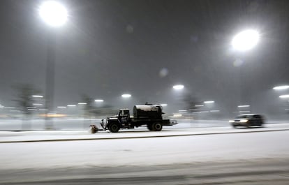 Uma máquina limpar neve passa por uma estrada em Wayne, em Nova Jersey.