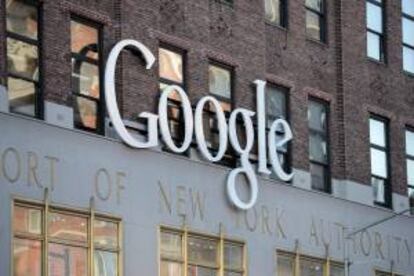 El logo de Google es visto en la sede de la firma en Nueva York (EEUU). EFE/Archivo