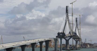 Obras del puente sobre la bahía de Cádiz.