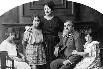 Blanca Brisac (segunda por la izquierda), con sus padres y hermanas, en una foto cedida por Enrique García Brisac para el libro <i>Trece rosas rojas</i> (Temas de Hoy).