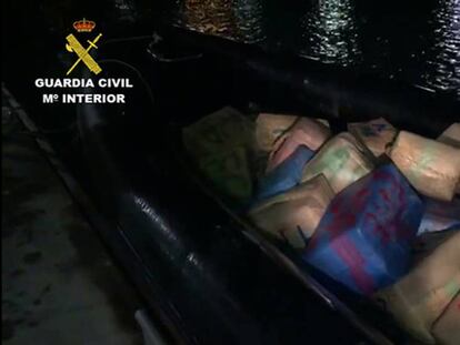 Fardos de hachís incautados por la Guardia Civil en el Guadalquivir. 