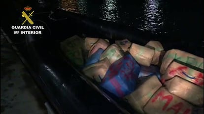 Fardos de hachís incautados por la Guardia Civil en el Guadalquivir.