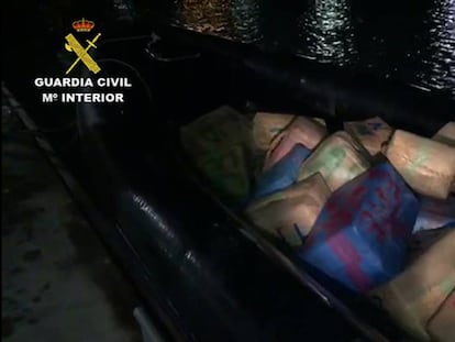 Fardos de hachís incautados por la Guardia Civil en el Guadalquivir. 