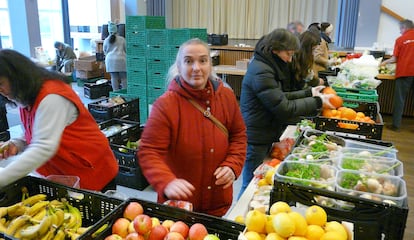 Kerstin Boughalem, voluntaria de Tafel, el mayor banco de alimentos de Alemania, en la parroquia de Rixdorf, en Neukölln (Berlín), el día 7.