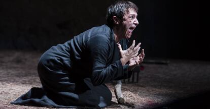 Blanca Portillo, en una escena de " El testamento de María" , de Colm Tóibín, en una adaptación de Agustí Villaronga, en el Teatro Lliure de Barcelona.