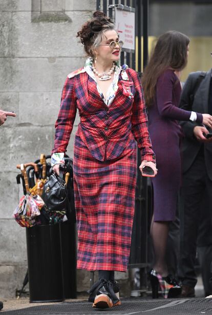 En la invitación al funeral había otra instrucción clara: "En caso de duda, disfrázate". Helena Bonham Carter, quien no suele tener problema para cumplir esta consigna, sea cual sea la ocasión, acudió muy propia.