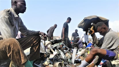 Televisores, ordenadores, electrodomésticos de todo tipo, teléfonos móviles… Cientos de jóvenes viven de la chatarra en este vertedero de Ghana, que recibe la inmensa mayoría de esta basura de países del norte, según un estudio de la publicación International Journal of Environmental Research and Public Health.