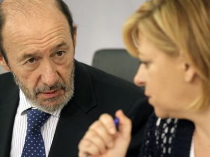 El secretario general del PSOE, Alfredo Pérez Rubalcaba, conversa con la vicesecretaria general del PSOE, Elena Valenciano.