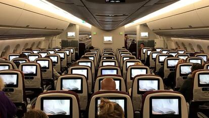 Imagen de los pasajeros en un avión.