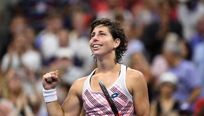 Carla Suárez celebra su triunfo contra Sharapova en Nueva York.