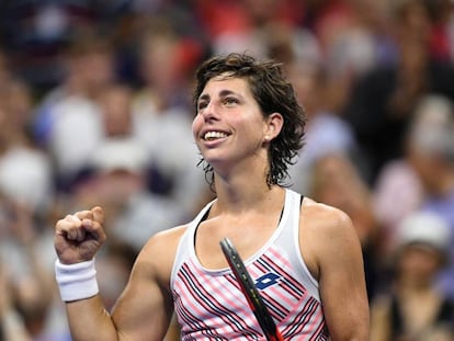 Carla Suárez celebra su triunfo contra Sharapova en Nueva York.