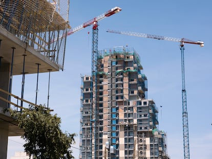 Edificio en primera línea de mar en Mataró (Barcelona) cuyos 192 pisos tenían que ser de alquiler y finalmente serán de compra, el lunes.