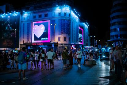 Los Cines Callao alumbran esta plaza llena de gente en la noche del jueves.
