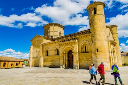 El monasterio de San Martín de Frómista, en la provincia de Palencia, fue fundado por Doña Mayor, condesa de Castilla, en 1066. Hoy solo queda su iglesia, considerada el edificio románico más puro y representativo de la provincia. Tiene planta basilical, con tres naves cubiertas con bóveda de medio cañón (más bajas y estrechas las laterales que la central) divididas en cuatro tramos, y 50 capiteles que armonizan con la obra arquitectónica y constituyen un hito del llamado románico de la Peregrinación junto con Jaca, San Isidoro de León y Compostela. En su exterior destacan anchos aleros sostenidos por 315 canecillos tallados.