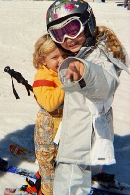La modelo esquiando junto a su hermano pequeño.