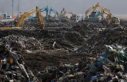 Diverses grues remouen terrenys contaminats en una àrea devastada pel terratrèmol i el tsunami al poble de Namie, prop de Fukushima.