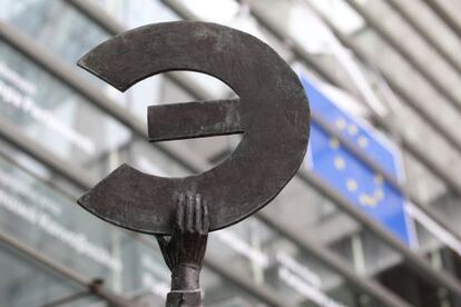 Una estatua con la figura del Euro, en Bruselas.