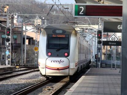 Un tren de media distancia en la provincia de Girona