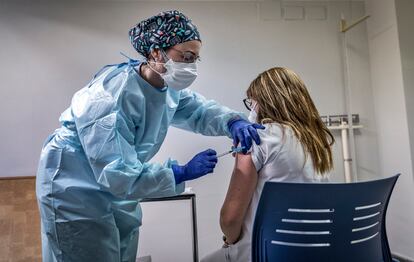 Una enfermera vacuna a una sanitaria en el centro de salud de Catarroja.