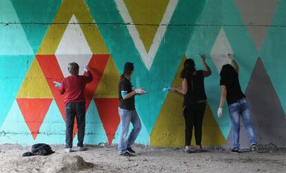 La idea inicial era recuperar uno de los espacios perdidos de San Cristóbal y tras varias opciones, los propios vecinos decidieron recuperar los bajos de un puente para convertirlo en una zona de actividades.