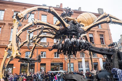 Máquinas mecánicas gigantes actúan en el espectáculo callejero llamado Le Gardien du Temple en Toulouse. 