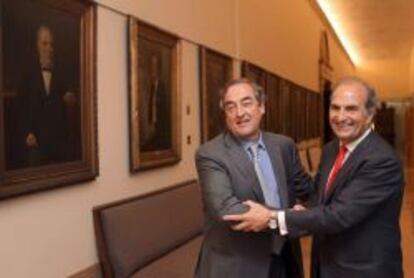 El presidente de la CEOE, Juan Rosell, junto al responsable de la patronal Fomento del Trabajo, Joaquín Gay de Montellà, en una imagen de archivo.