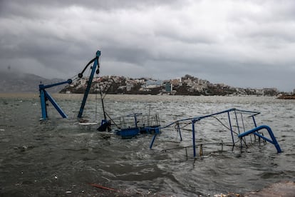 'Otis' ha sorprendido a meteorólogos y científicos por la rapidez con la que se intensificó en el Pacífico. En tan solo 12 horas, pasó de ser una tormenta tropical a un huracán de máxima intensidad, que tocó tierra en la madrugada del miércoles en Acapulco con lluvias torrenciales y vientos de más de 260 kilómetros por hora. En la imagen, infraestructura dañada por el paso del ciclón.