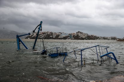 'Otis' ha sorprendido a meteorólogos y científicos por la rapidez con la que se intensificó en el Pacífico. En tan solo 12 horas, pasó de ser una tormenta tropical a un huracán de máxima intensidad, que tocó tierra en la madrugada del miércoles en Acapulco con lluvias torrenciales y vientos de más de 260 kilómetros por hora. En la imagen, infraestructura dañada por el paso del ciclón. 