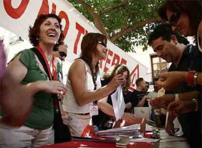 Recogida de firmas para apostatar ante el arzobispado de Valencia.