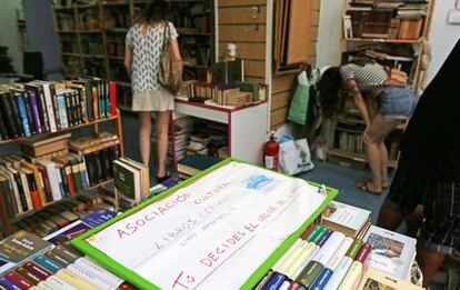 El cartel de la asociación cultural Libros Cercanos.