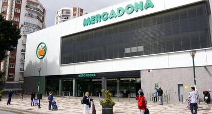 Personas hacen colas en los supermercados guardando las distancias marcadas por el Real Decreto por el Estado de Alarma del COVID-19