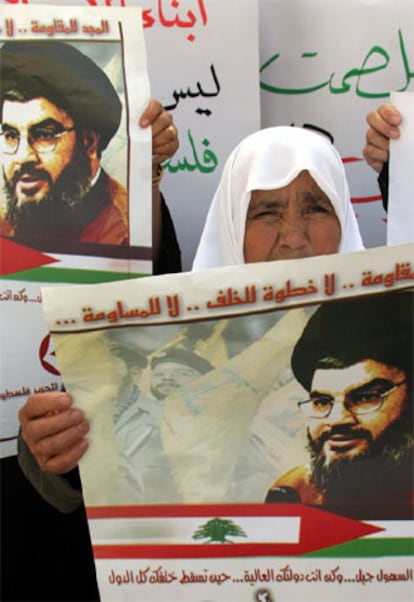 Una palestina exhibe en Jenin un cartel con la foto del jeque Nasralá, líder de Hezbolá.