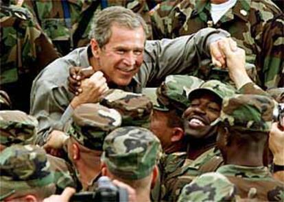 El presidente de EE UU, George W. Bush, saluda a un grupo de soldados norteamericanos destinados en Kosovo.